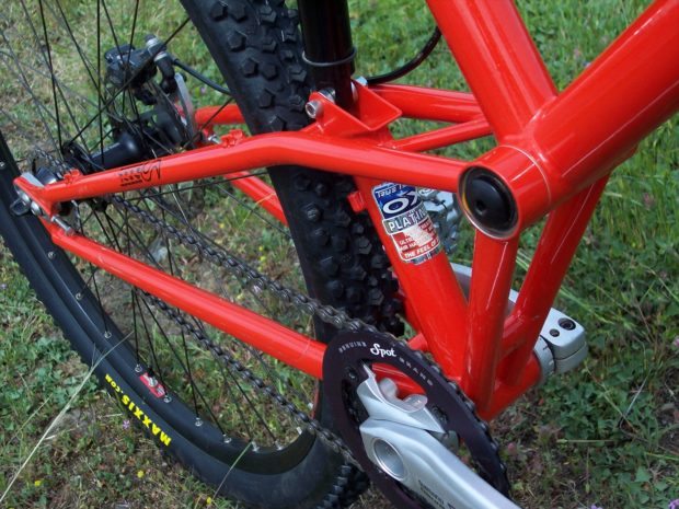 Time to get weird! The Castellano Zorro dual suspension single speed MTB frame uses a "Double-Tetrahedron" swingarm.